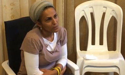 צפו: הרבי מצאנז מנחם את אמא של אייל יפרח • מרגש