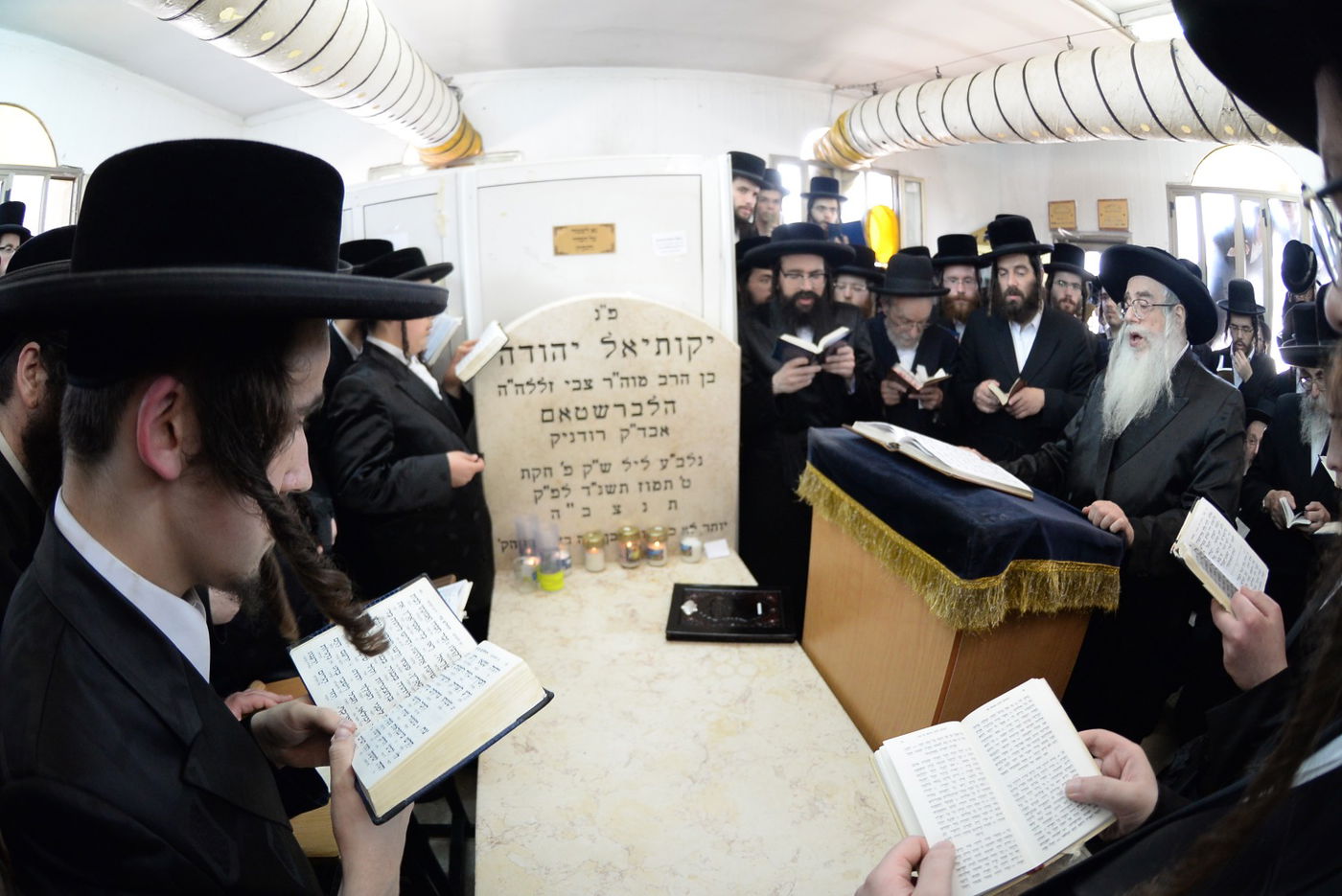 20 שנה להסתלקות: האדמו"ר מצאנז עלה לקבר אביו