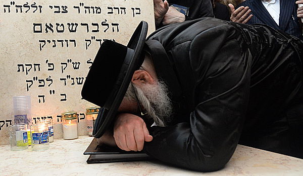 20 שנה להסתלקות: האדמו"ר מצאנז עלה לקבר אביו