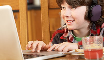 מה יש לאדוורד האלוול נגד אנשים שגולשים באינטרנט ושומעים מוזיקה?