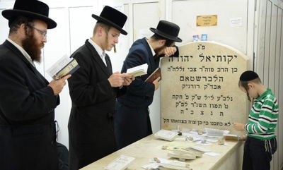 תיעוד: המונים בציון בעל ה"שפע חיים" מצאנז ב-1:30 בלילה