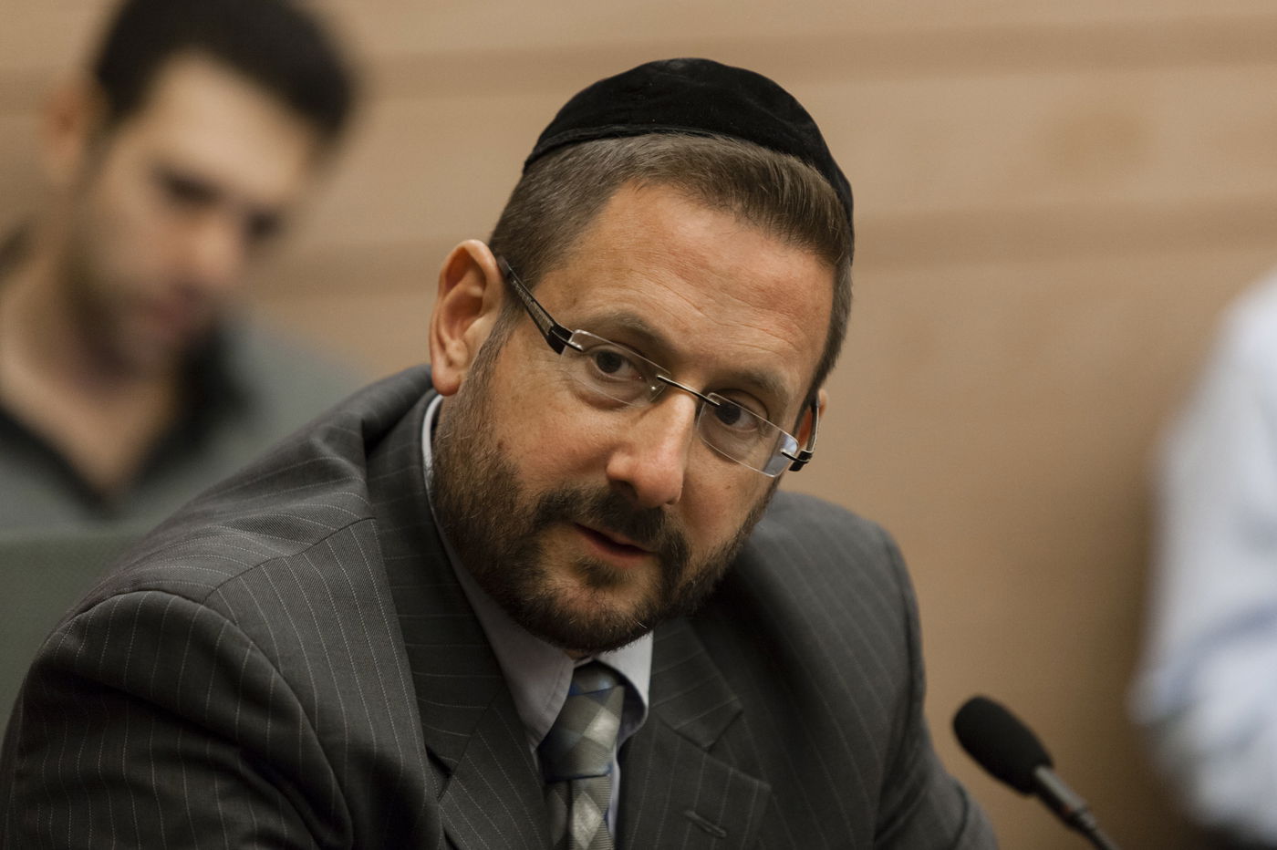 מאיים, ח"כ דב ליפמן