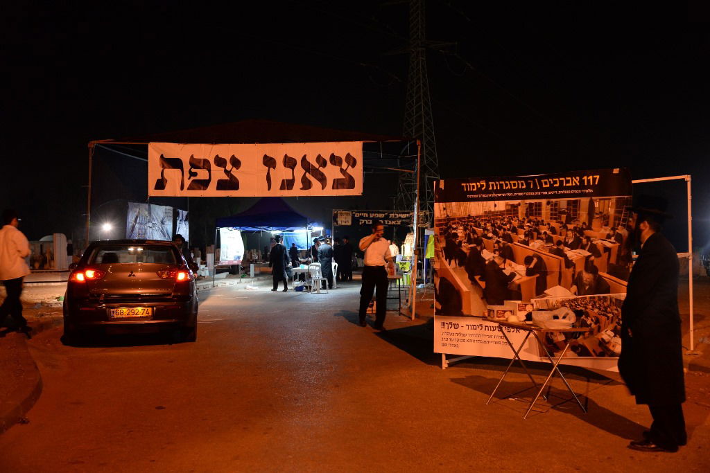 תיעוד: המונים בציון בעל ה"שפע חיים" מצאנז ב-1:30 בלילה