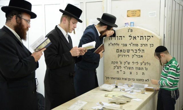 תיעוד: המונים בציון בעל ה"שפע חיים" מצאנז ב-1:30 בלילה