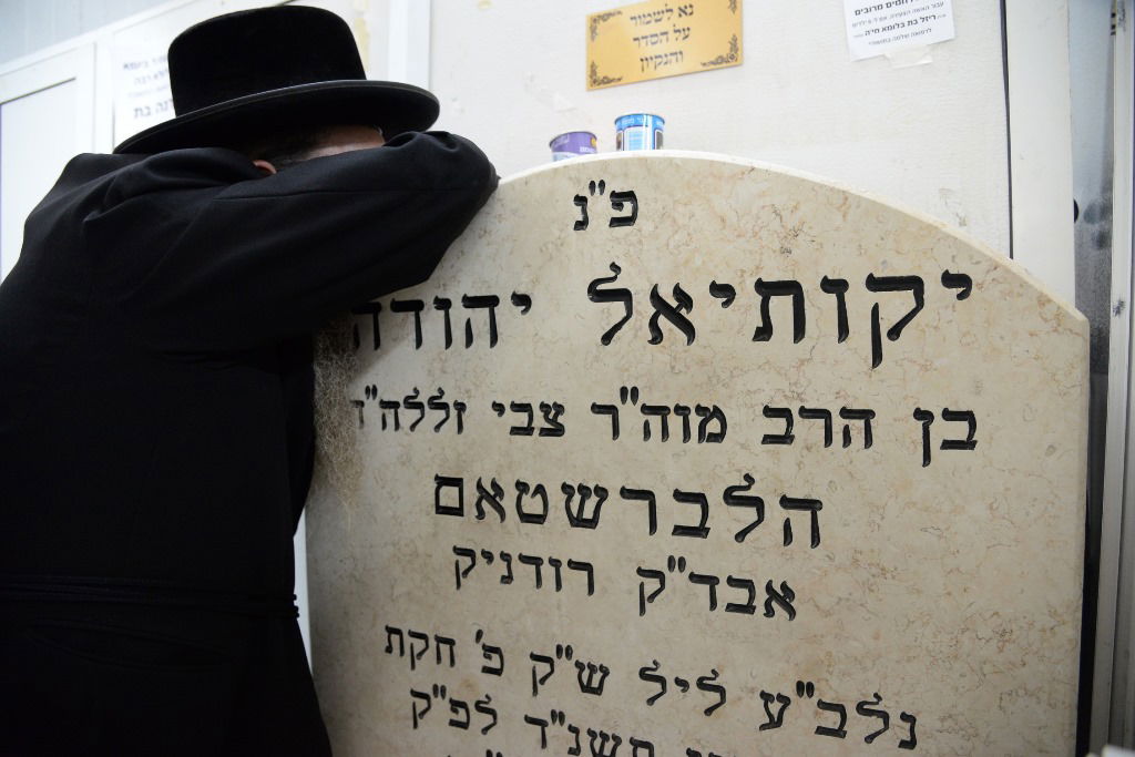 תיעוד: המונים בציון בעל ה"שפע חיים" מצאנז ב-1:30 בלילה