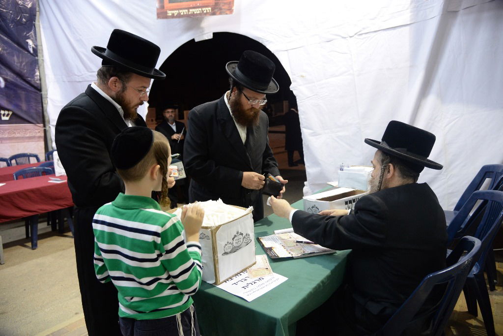 תיעוד: המונים בציון בעל ה"שפע חיים" מצאנז ב-1:30 בלילה