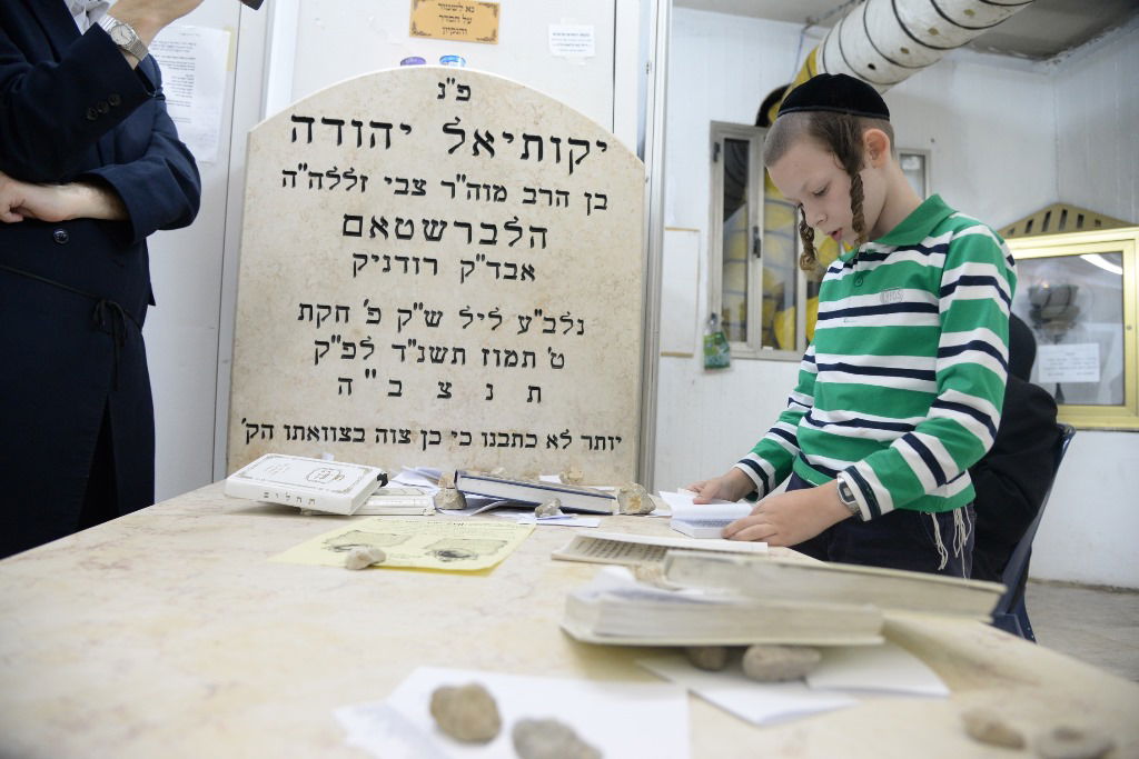 תיעוד: המונים בציון בעל ה"שפע חיים" מצאנז ב-1:30 בלילה