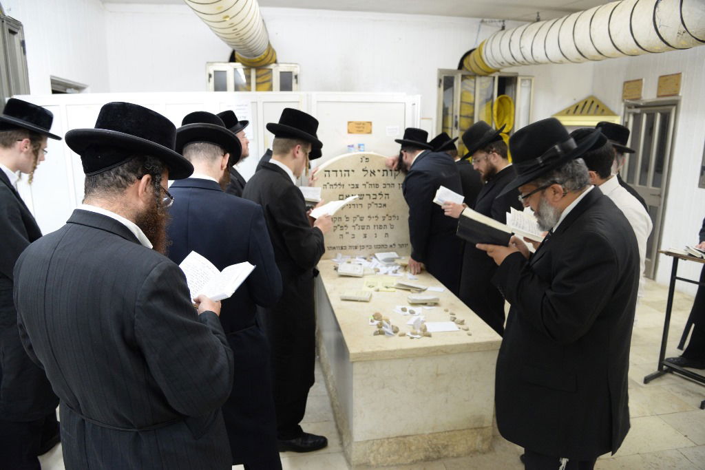 תיעוד: המונים בציון בעל ה"שפע חיים" מצאנז ב-1:30 בלילה