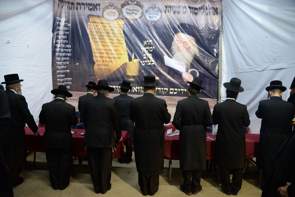 תיעוד: המונים בציון בעל ה"שפע חיים" מצאנז ב-1:30 בלילה