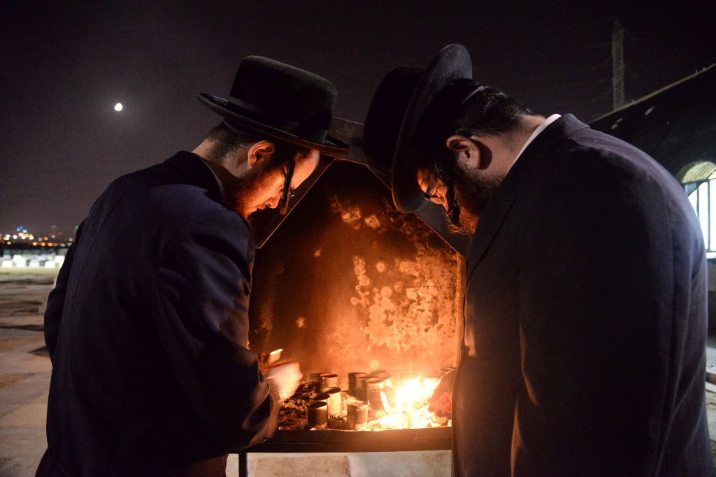 תיעוד: המונים בציון בעל ה"שפע חיים" מצאנז ב-1:30 בלילה