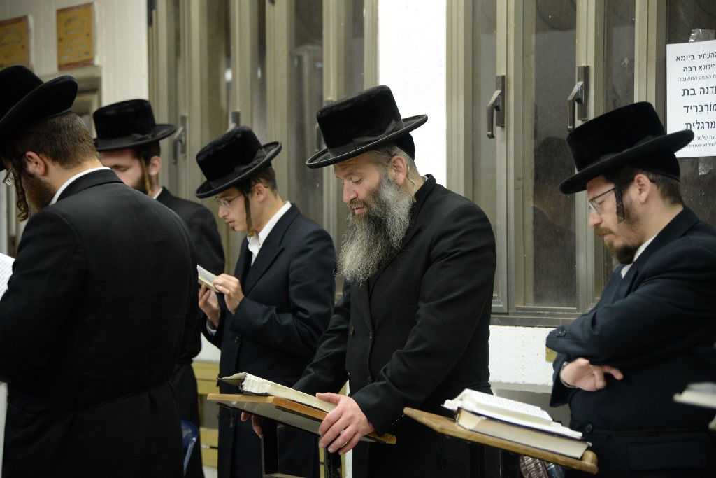 תיעוד: המונים בציון בעל ה"שפע חיים" מצאנז ב-1:30 בלילה