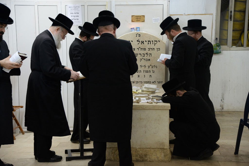 תיעוד: המונים בציון בעל ה"שפע חיים" מצאנז ב-1:30 בלילה