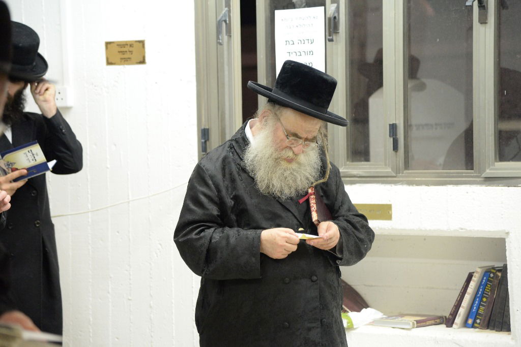 תיעוד: המונים בציון בעל ה"שפע חיים" מצאנז ב-1:30 בלילה