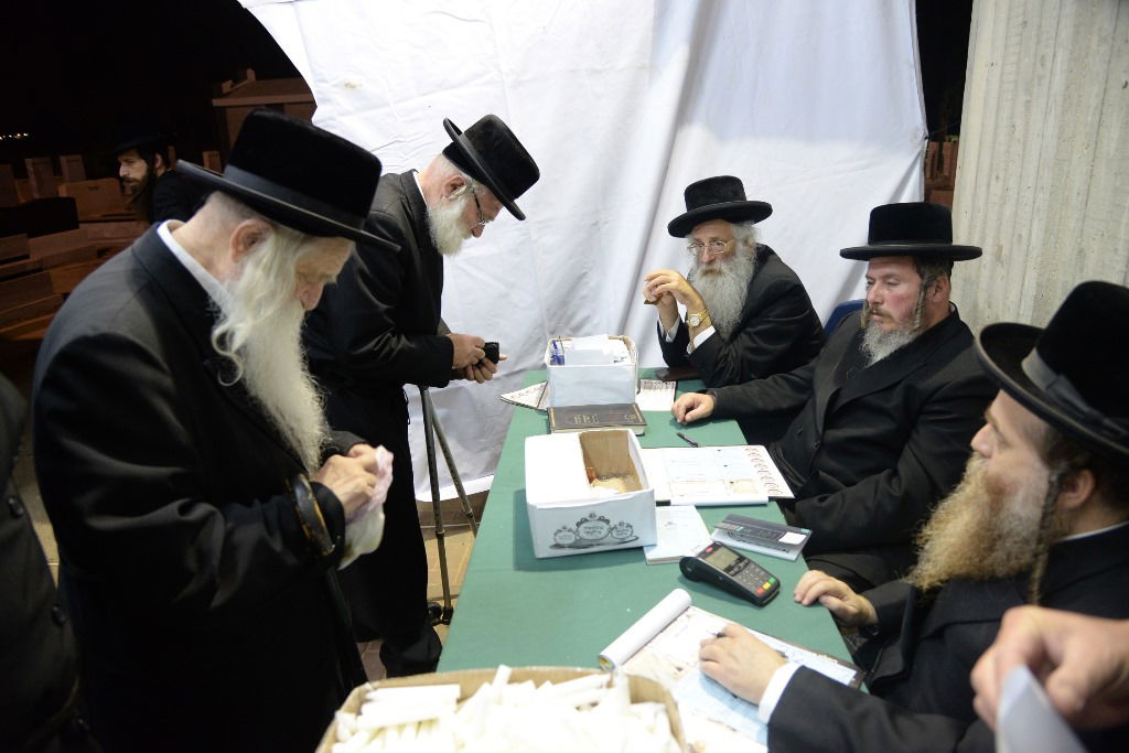 תיעוד: המונים בציון בעל ה"שפע חיים" מצאנז ב-1:30 בלילה