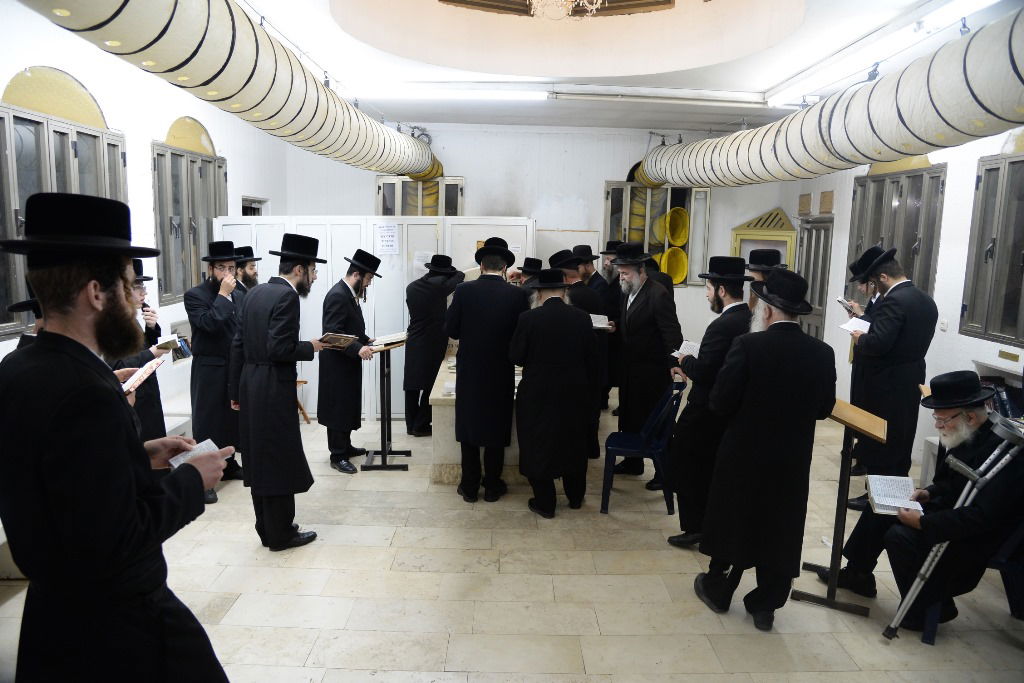 תיעוד: המונים בציון בעל ה"שפע חיים" מצאנז ב-1:30 בלילה