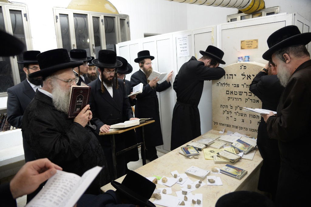 תיעוד: המונים בציון בעל ה"שפע חיים" מצאנז ב-1:30 בלילה