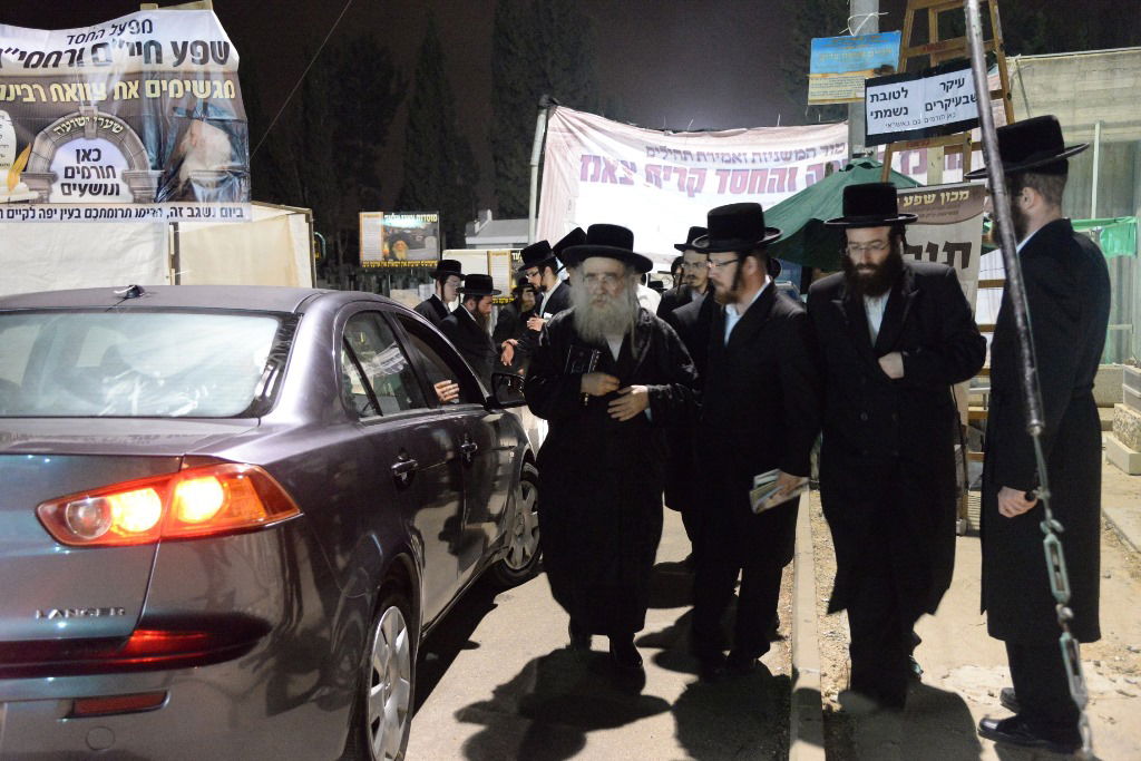 תיעוד: המונים בציון בעל ה"שפע חיים" מצאנז ב-1:30 בלילה