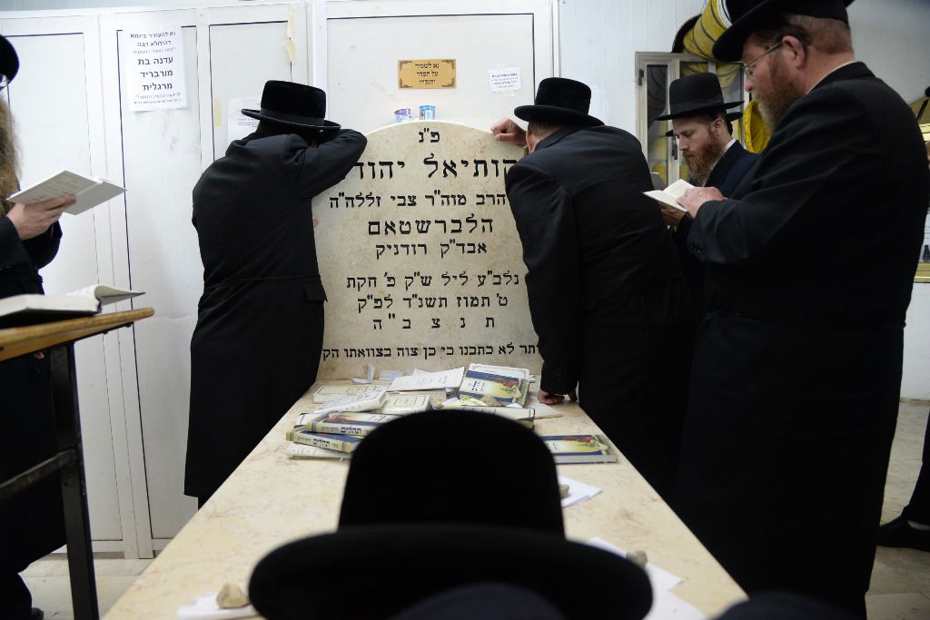 תיעוד: המונים בציון בעל ה"שפע חיים" מצאנז ב-1:30 בלילה