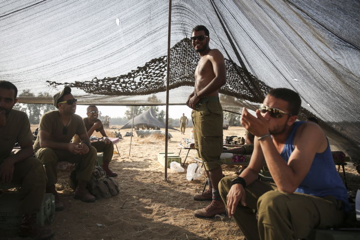 לקראת פעולה? כוחות צה"ל נערכים בגבול רצועת עזה • תמונות