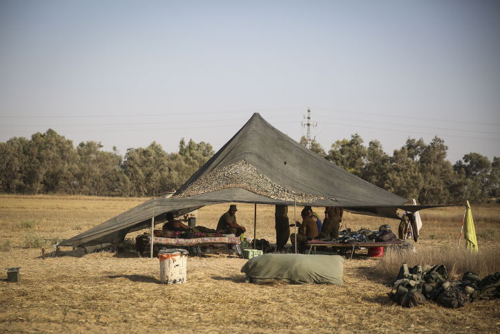 לקראת פעולה? כוחות צה"ל נערכים בגבול רצועת עזה • תמונות