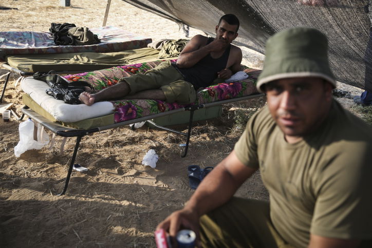 לקראת פעולה? כוחות צה"ל נערכים בגבול רצועת עזה • תמונות