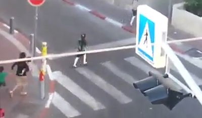 האזעקה במרכז: צפו בילדי בני ברק נמלטים