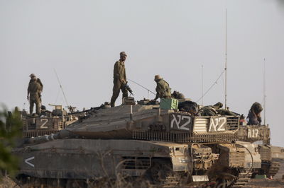 תמונות: החיילים בגבול הרצועה, והתקיפות בעזה