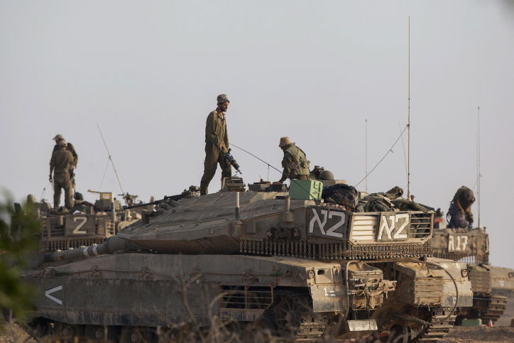 תמונות: החיילים בגבול הרצועה, והתקיפות בעזה