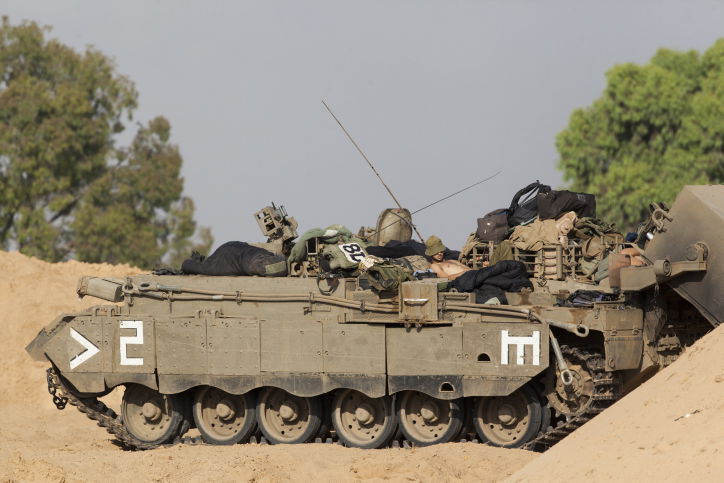 תמונות: החיילים בגבול הרצועה, והתקיפות בעזה