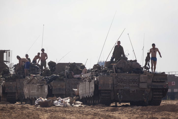 תמונות: החיילים בגבול הרצועה, והתקיפות בעזה