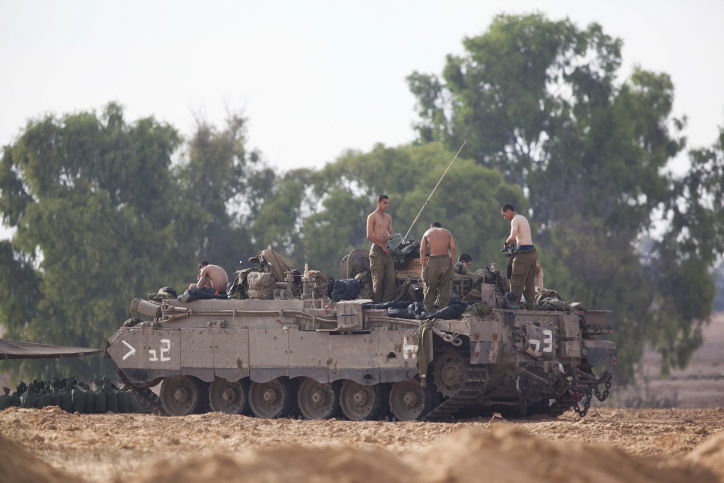 תמונות: החיילים בגבול הרצועה, והתקיפות בעזה