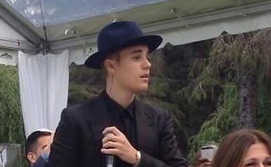 ראביי טום הנקס וג'סטין ביבר בחתונה יהודית • וידאו