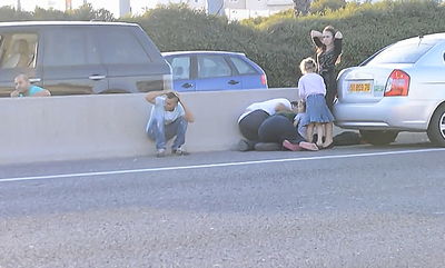 וידאו: משפחות נמלטות מהרכב ותופסות מחסה