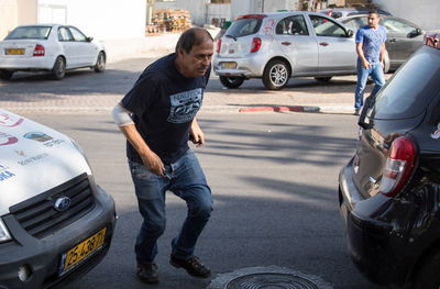 אנשים רצים בזמן אזעקה