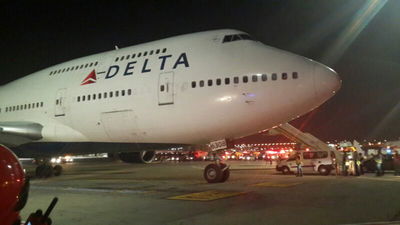 דרמה לילית בנתב"ג: מטוס ביצע נחיתת חירום בשל תקלה • וידאו