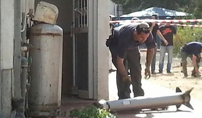 רסיס הרקטה על יד בלוני הגז