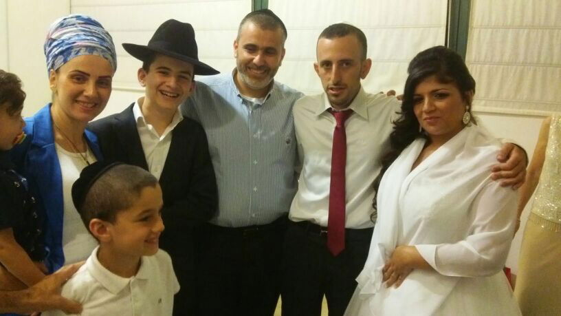 תיעוד מרגש: משפחת חתן בר המצווה פגשה את החתן והכלה