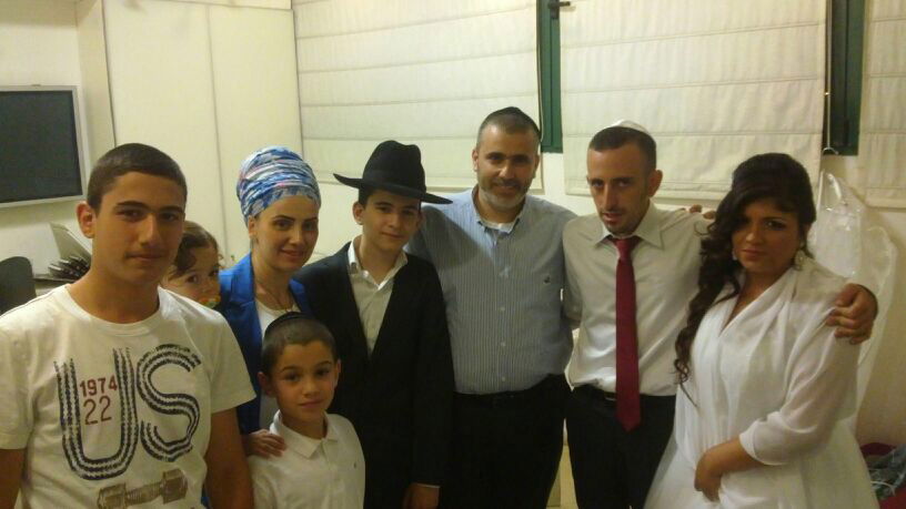 תיעוד מרגש: משפחת חתן בר המצווה פגשה את החתן והכלה