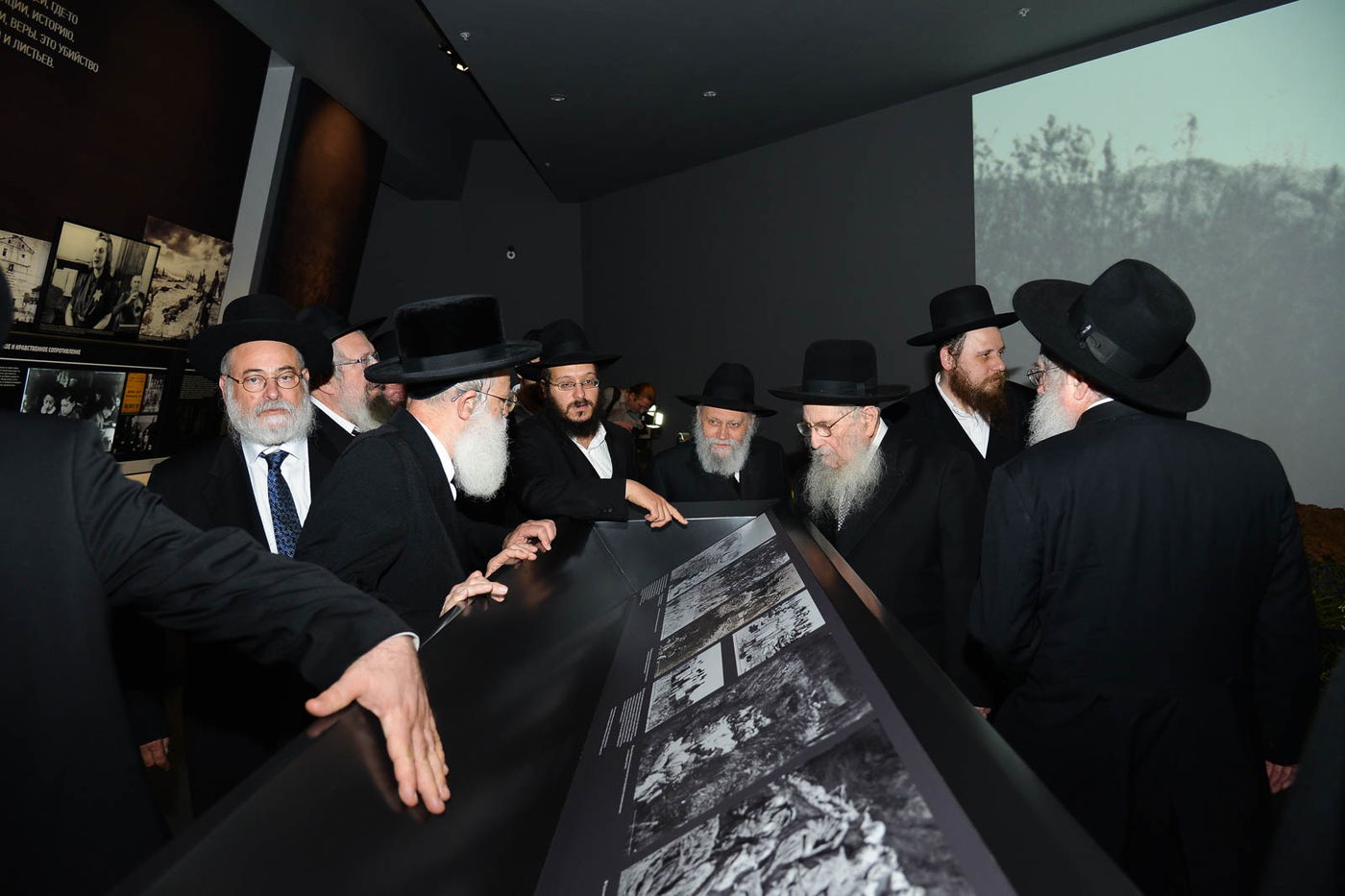 שנה בדיוק לאחר שפוטין החזיר אותה: הרבנים הראשיים ביקרו בספריית שניאורסון