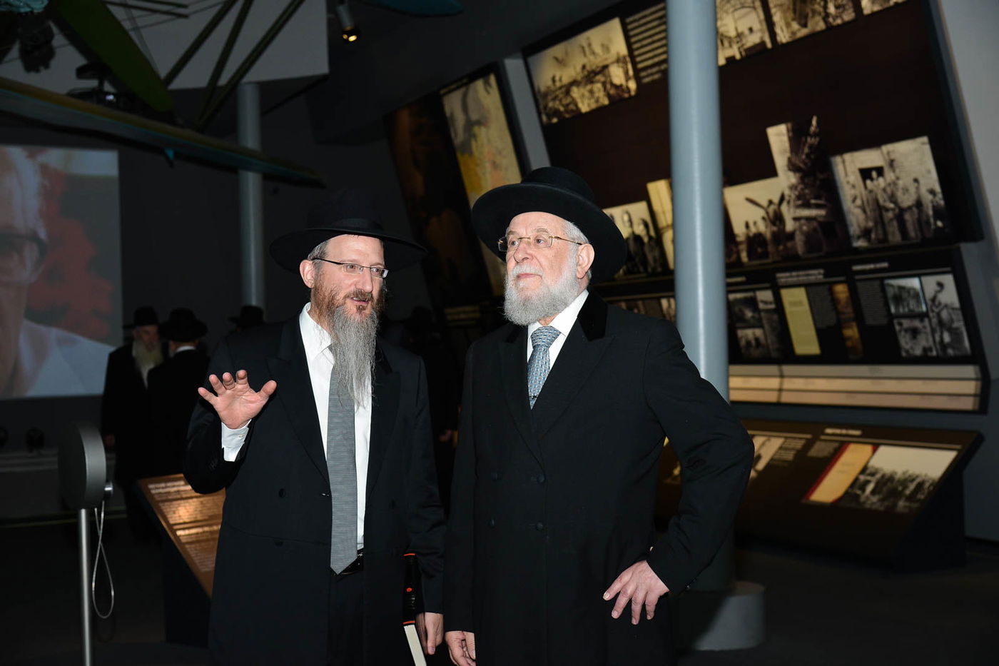 שנה בדיוק לאחר שפוטין החזיר אותה: הרבנים הראשיים ביקרו בספריית שניאורסון