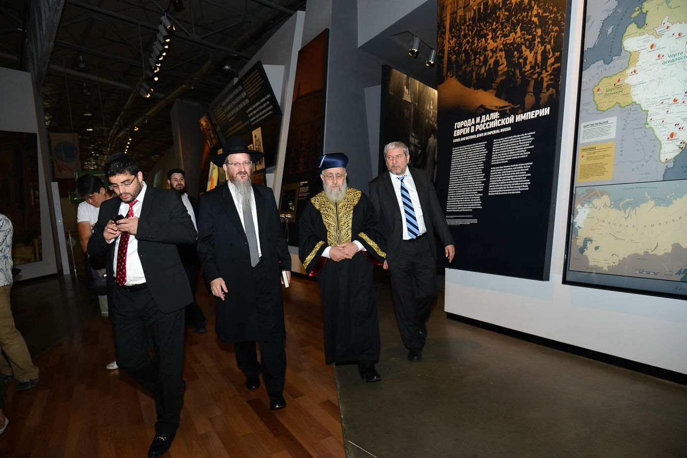 שנה בדיוק לאחר שפוטין החזיר אותה: הרבנים הראשיים ביקרו בספריית שניאורסון