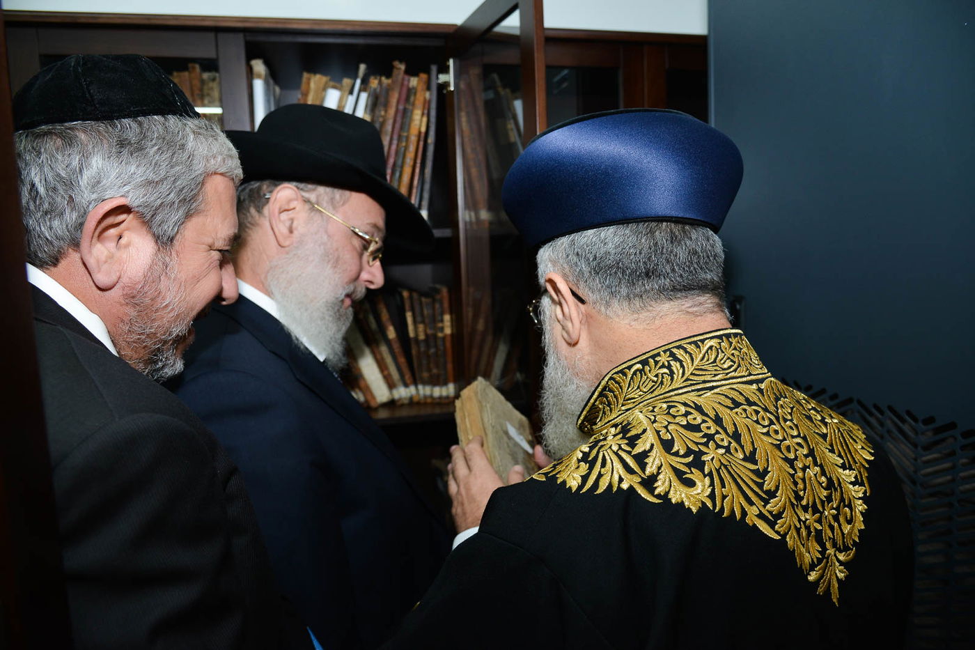 שנה בדיוק לאחר שפוטין החזיר אותה: הרבנים הראשיים ביקרו בספריית שניאורסון