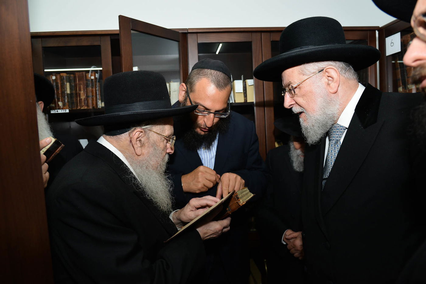 שנה בדיוק לאחר שפוטין החזיר אותה: הרבנים הראשיים ביקרו בספריית שניאורסון