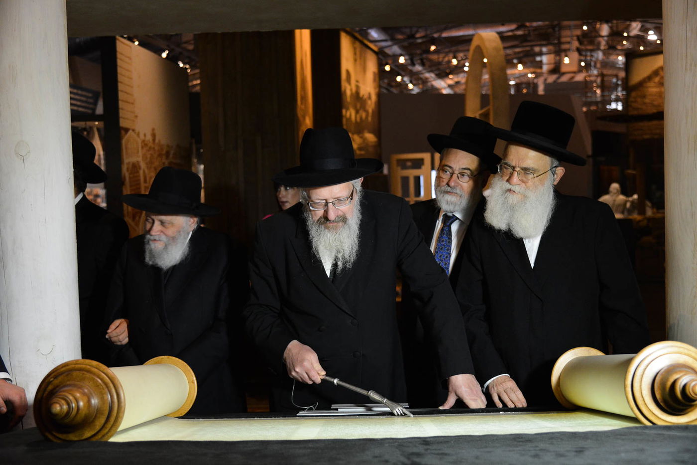 שנה בדיוק לאחר שפוטין החזיר אותה: הרבנים הראשיים ביקרו בספריית שניאורסון