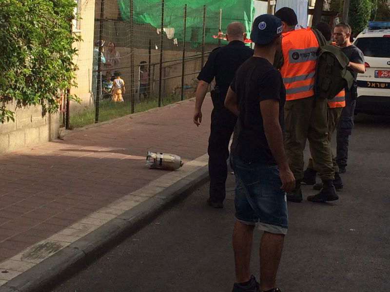רסיסים של טיל נפלו על בית בגבול בני ברק; "ממשיכים כרגיל"