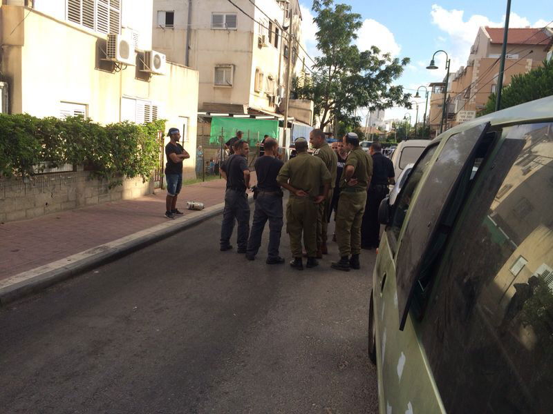 רסיסים של טיל נפלו על בית בגבול בני ברק; "ממשיכים כרגיל"