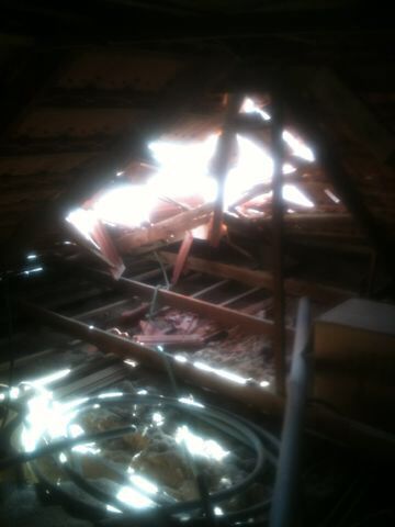 רסיסים של טיל נפלו על בית בגבול בני ברק; "ממשיכים כרגיל"