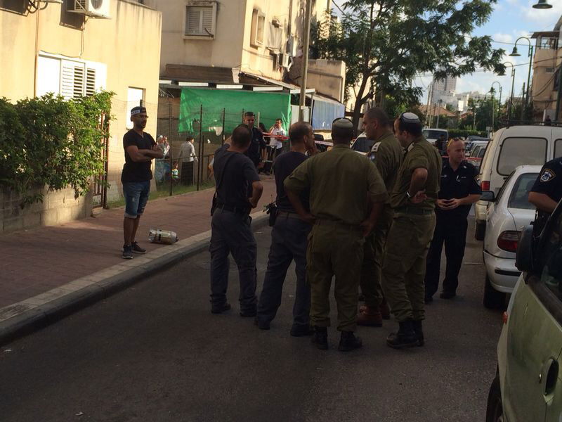 רסיסים של טיל נפלו על בית בגבול בני ברק; "ממשיכים כרגיל"