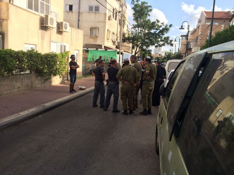 רסיסים של טיל נפלו על בית בגבול בני ברק; "ממשיכים כרגיל"