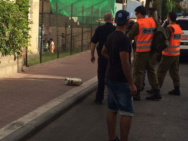 רסיסים של טיל נפלו על בית בגבול בני ברק; "ממשיכים כרגיל"